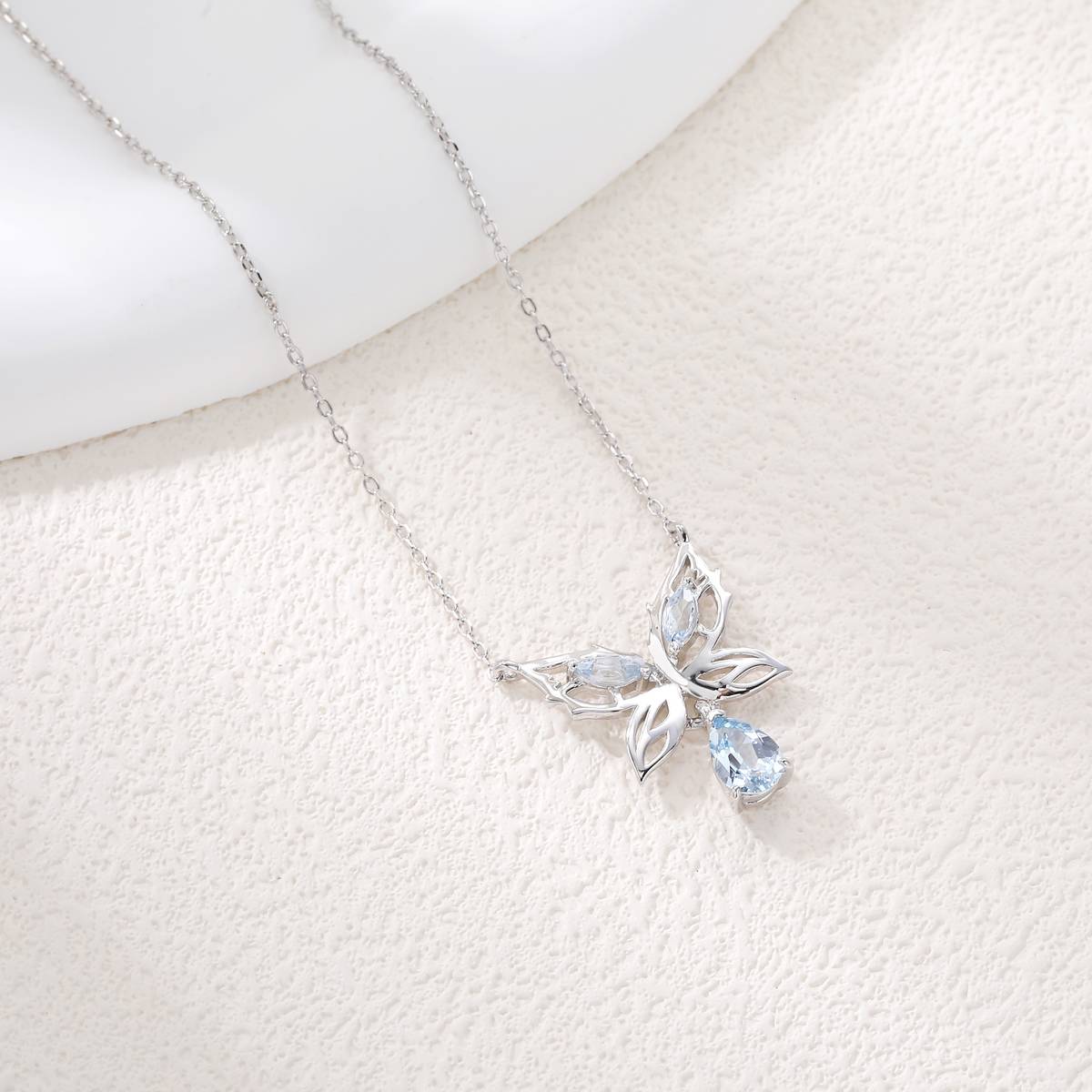 LCB7001银镀18K白金培育海蓝宝蝴蝶项链主石7*5mm/0.8ct